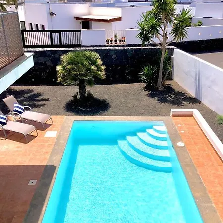Villa Hermosa Vida, Beautiful 3 Bed 2 Bath With Air Con, Free Wifi & Private Pool Playa Blanca (Lanzarote)
